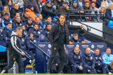 Julen Lopetegui manager of Wolverhampton Wanderers gives his players instructions during the Premier League match Manchester City vs Wolverhampton Wanderers at Etihad Stadium, Manchester, United Kingdom, 22nd January 202