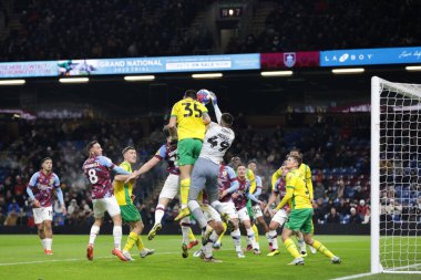 Okay Yokulu #35 of West Bromwich Albion and Arijanet Muric #49 of Burnley compete for the ball during the Sky Bet Championship match Burnley vs West Bromwich Albion at Turf Moor, Burnley, United Kingdom, 20th January 2023