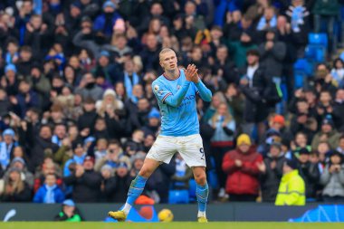 Erling Hland #9 of Manchester City applauds the fans as he is substituted off during the Premier League match Manchester City vs Wolverhampton Wanderers at Etihad Stadium, Manchester, United Kingdom, 22nd January 2023