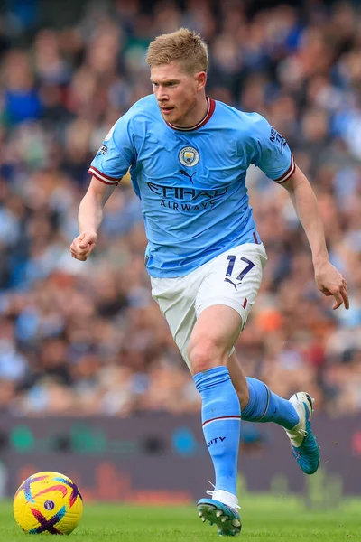 Kevin De Bruyne #17 of Manchester City runs with the ball during the Premier League match Manchester City vs Wolverhampton Wanderers at Etihad Stadium, Manchester, United Kingdom, 22nd January 202