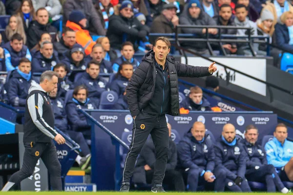 Julen Lopetegui manager of Wolverhampton Wanderers gives his players instructions during the Premier League match Manchester City vs Wolverhampton Wanderers at Etihad Stadium, Manchester, United Kingdom, 22nd January 202