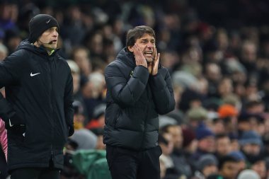 Antonio Conte manager of Totitehanm Hotspur gives his team instructions during the Premier League match Fulham vs Tottenham Hotspur at Craven Cottage, London, United Kingdom, 23rd January 202