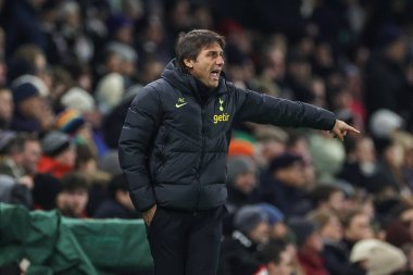 Antonio Conte manager of Totitehanm Hotspur gives his team instructions during the Premier League match Fulham vs Tottenham Hotspur at Craven Cottage, London, United Kingdom, 23rd January 202