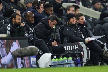 Marco Silva manager of Fulham takes notes during the Premier League match Fulham vs Tottenham Hotspur at Craven Cottage, London, United Kingdom, 23rd January 202