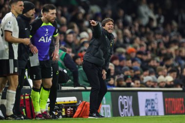 Antonio Conte manager of Totitehanm Hotspur gives his team instructions during the Premier League match Fulham vs Tottenham Hotspur at Craven Cottage, London, United Kingdom, 23rd January 202