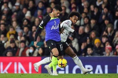 Cristian Romero #17 of Tottenham Hotspur holds off Willian #20 of Fulham during the Premier League match Fulham vs Tottenham Hotspur at Craven Cottage, London, United Kingdom, 23rd January 202