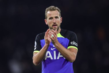 Harry Kane #10 of Tottenham Hotspur applauds the fans at the end of the  Premier League match Fulham vs Tottenham Hotspur at Craven Cottage, London, United Kingdom, 23rd January 202