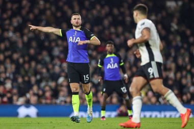 Eric Dier #15 of Tottenham Hotspur gives his team instructions during the Premier League match Fulham vs Tottenham Hotspur at Craven Cottage, London, United Kingdom, 23rd January 202