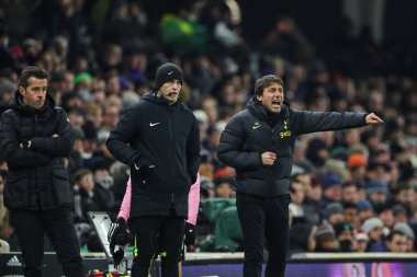 Antonio Conte manager of Totitehanm Hotspur gives his team instructions during the Premier League match Fulham vs Tottenham Hotspur at Craven Cottage, London, United Kingdom, 23rd January 202
