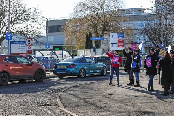 Barnsley General Hastanesi 'ndeki hemşirelerin resmi grev hattı. 6 Şubat 2023' te personel sıkıntısı ve adil ücret talebi nedeniyle grev yapıyorlar.