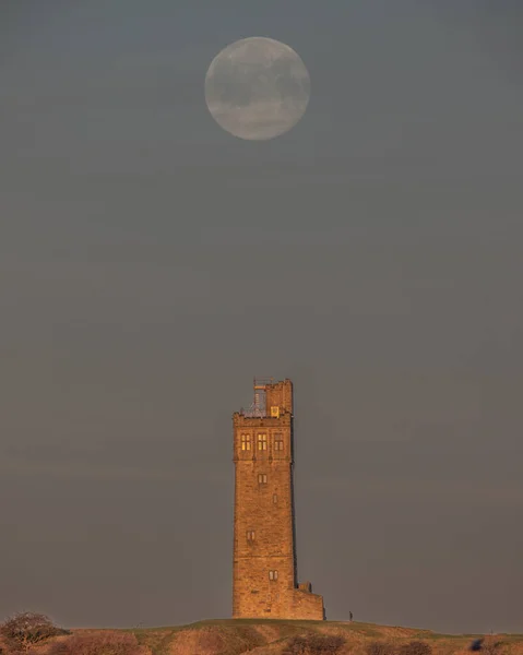 February Snow Moon Sets Victoria Tower Castle Hill Huddersfield United — Fotografie, imagine de stoc