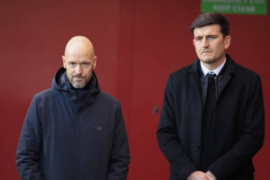 Erik on Cadısı ve kulüp kaptanı Harry Maguire, 6 Şubat 2023 'te Old Trafford, Manchester' daki Münih Hava Felaketi 'nin 65. yıldönümü münasebetiyle Manchester United' a katıldı.