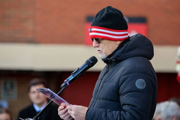 Steve Douglas Recites His Poem Manchester United Mark 65Th Anniversary — ストック写真