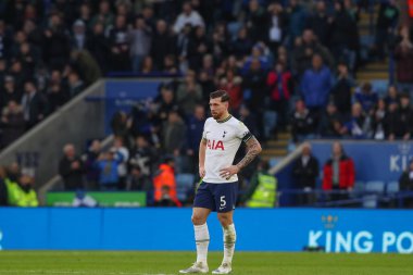 Pierre-Emile Hjbjerg #5 of Tottenham Hotspur looks dejected after Kelechi Iheanacho #14 of Leicester City goal to make it 3-1during the Premier League match Leicester City vs Tottenham Hotspur at King Power Stadium, Leicester, United Kingdom