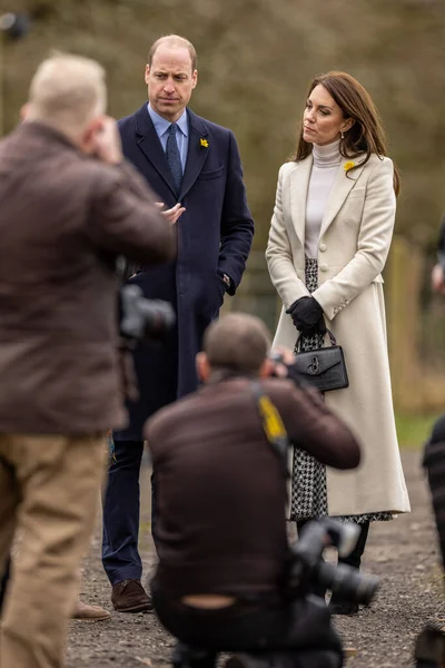 威尔士王子和公主于2023年2月28日在联合王国布赖内尔的布赖内尔康复中心访问了南威尔士 — 图库照片