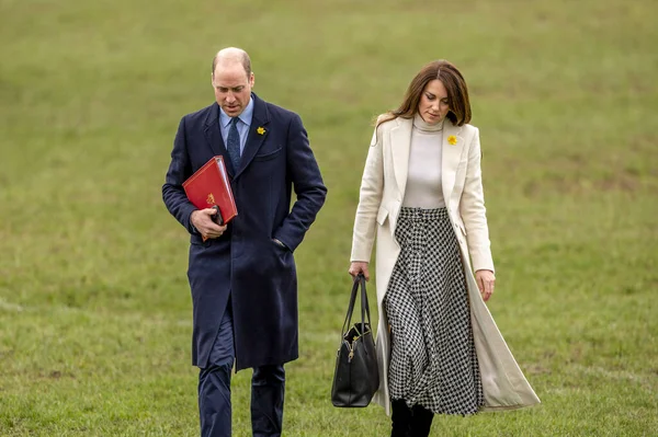 威尔士王子和公主于2023年2月28日在联合王国庞蒂伦的庞蒂伦 鲁格比庄园访问了南威尔士 — 图库照片