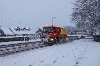 Yerel yetkililer, Barnsley 'e yoğun kar yağarken yolları tıkayan kış servis aracı. Sarı kar uyarısı Yorkshire bölgesinde uygulanmaktadır; Keşiş Bretton, Barnsley, Güney Yorkshire, Birleşik Krallık, 10 Mart 2023
