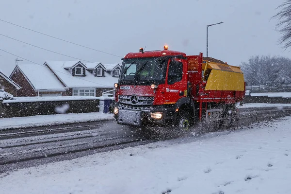 Lokalne Władze Zimą Samochód Serwisowy Żwir Dróg Jak Silny Śnieg — Zdjęcie stockowe