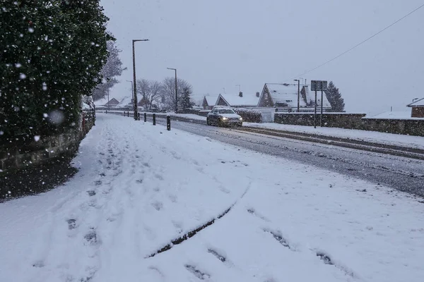 Samochód Wjeżdża Miasta Gdy Barnsley Uderza Silny Śnieg Podczas Gdy — Zdjęcie stockowe