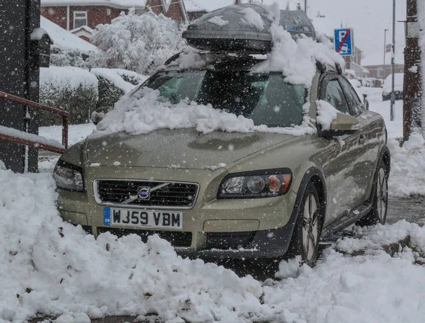 Samochód Pokryty Śniegiem Uderza Barnsley Jak Żółte Ostrzeżenie Śniegu Jest — Zdjęcie stockowe