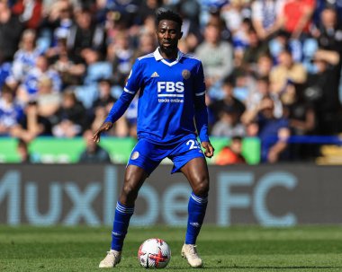 Leicester City Dipper 'dan Wilfred Ndidi # 25 Hatunlar 8 Nisan 2023' te İngiltere 'nin Crickhowell kentinde, Usk Nehri' nde tüylendiler.