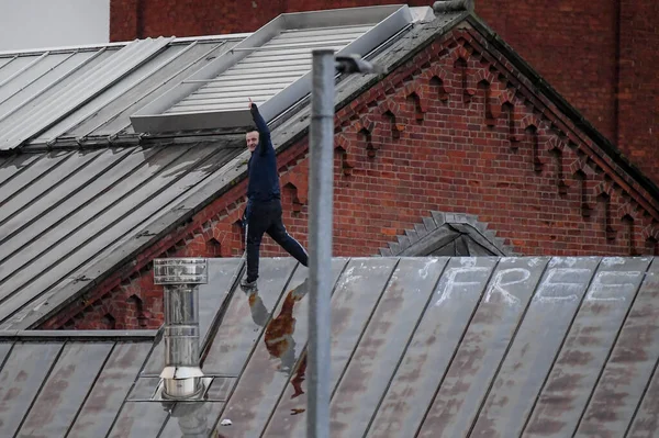 Один Язень Сидить Даху Язниці Манчестер Манчестер Велика Британія Квітня — стокове фото