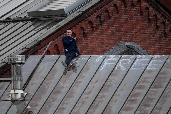 受刑者は 2023年4月12日英国マンチェスターのHm刑務所マンチェスター別名ストレンジウェイの屋根の上にそれを構成します — ストック写真