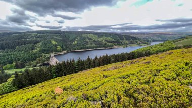 Dambusters 'ın 80. yıl dönümünde Derwent Barajı manzarası. 16 Mayıs 2023, İkinci Dünya Savaşı 'nın en ünlü tek hava saldırısı olan Chastise Operasyonu' nun 80. yıldönümü, nam-ı diğer Dambusters Baskını; Derwent Barajı, Bamford, İngiltere