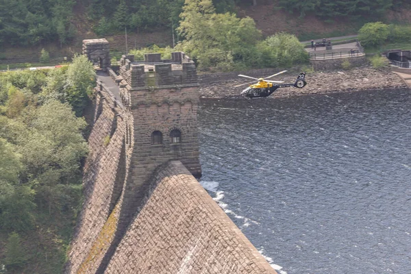 イギリス空軍のジュノーヘリコプターがダムバスターズ80周年にダーゴ ダム上空を飛行する 2023年5月16日は ダンバスターズ襲撃 英語版 として知られる80周年の記念すべき年である — ストック写真
