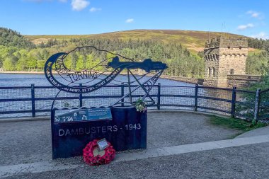 Dambusters 'ın 80. yıldönümünde Derwent Barajı' ndaki anma töreni. 16 Mayıs 2023, Dambusters Baskını olarak bilinen Chastise Operasyonu 'nun 80. yıldönümü; Derwent Barajı, Bamford, Birleşik Krallık