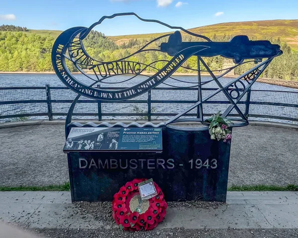 Het Dambusters Gedenkteken Bij Derwent Dam 80Ste Verjaardag Van Dambusters — Stockfoto