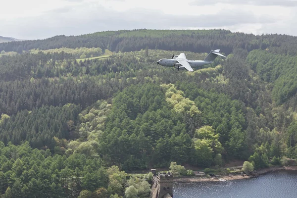 Dambusters Yıldönümünde Derwent Barajı Üzerinde Uçan Bir Raf 400 Atlas — Stok fotoğraf
