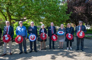 617 Filo Birliği 'nin çeşitli üyeleri ve 617 Filo ve Kraliyet Hava Kuvvetleri üyeleri, 20 Mayıs 2023' te Woodhall Spa 'daki anma töreninde Dambusters Baskınının 80. yıldönümü anısına düzenlenen törene katıldılar.