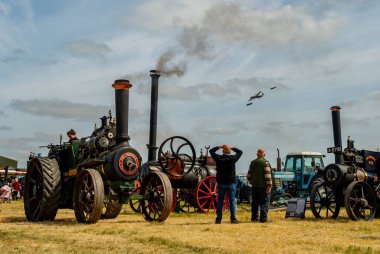 İngiltere Muharebesi Lancaster, Spitfire ve Hurricane Carrington 'daki Carrington Steam and Vintage Rallisinde buhar çekiş motorlarının üzerinde uçuyor.