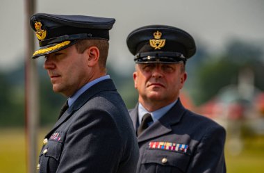 RAF Komutanı RAF Cosford, 11 Haziran 202 'de Cosford, Birleşik Krallık' ta düzenlenen RAF Cosford Hava Gösterisi sırasında C-130J Herkül 'den son operasyonel paraşüt atlayışı sonrasında RAF Şahinlerinin selamını alıyor.