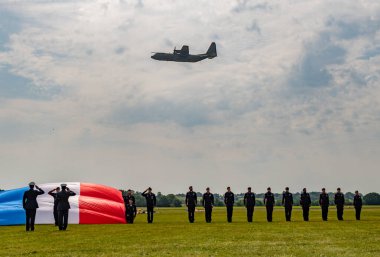 C130J Herkül operasyonundan sonra son uçuş. RAF Şahinleri ve Fransız Paraşüt Ekran Ekibi, istasyon Komutanı RAF Cosford ile birlikte son bir kez üzerimizden geçen hava kuvvetleri Cosford Hava Gösterisi sırasında selam verdiler., 
