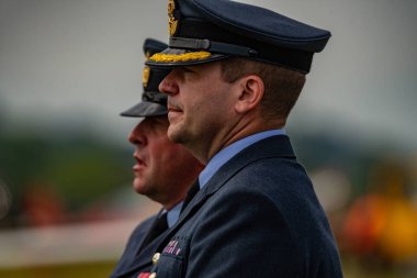 RAF Komutanı RAF Cosford, 11 Haziran 202 'de Cosford, Birleşik Krallık' ta düzenlenen RAF Cosford Hava Gösterisi sırasında C-130J Herkül 'den son operasyonel paraşüt atlayışı sonrasında RAF Şahinlerinin selamını alıyor.