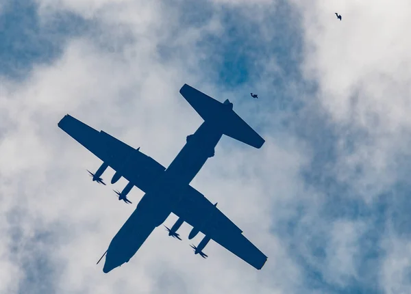 英国皇家空军猎鹰降落伞小组从一架C 130J大力士飞机上跳下 这是该飞机退役前最后一次在英国科斯福德皇家空军航空展 Raf Cosford Air Show United Kingdom Cosford — 图库照片