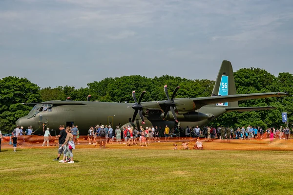 Crowds Wait Onboard View 130J Hercules Raf Cosford Air Show — Stock Photo, Image