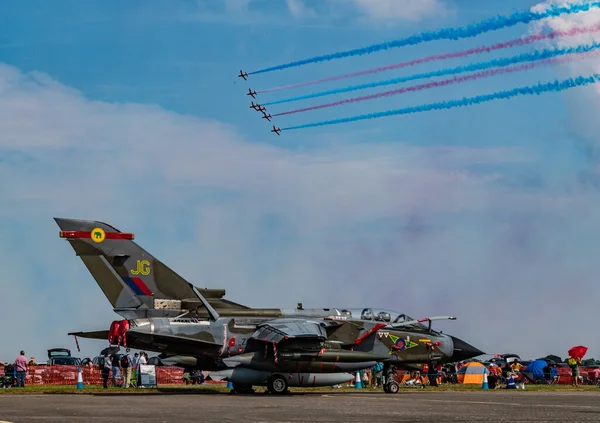 2023年6月11日 英国皇家空军科斯福德航空展期间 英国皇家空军红箭在人群中展示 一个退役的龙卷风正在展示 — 图库照片