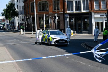 Adli polis memurları bölgeyi araştırıyor. Nottingham van saldırısı: Nottingham City, Nottingham, İngiltere 'de 13 Haziran 202' de üç kişi öldü ve bir kişi tutuklandı