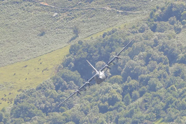 イギリス空軍のC 130ヘラクレスの3隻は 2023年6月13日にイギリスのドルジェローのマッハ ループでのヘラクレスの今後の引退を示すものとして浮上している — ストック写真