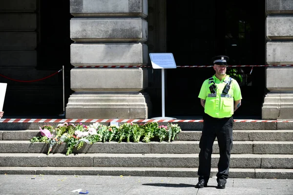 Ataques Nottingham Policial Observa Tributos Florais Deixados Nos Degraus Council — Fotografia de Stock