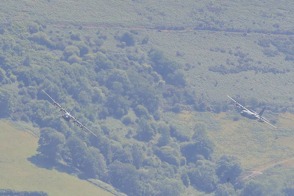 イギリス空軍のC 130ヘラクレスの3隻は 2023年6月13日にイギリスのドルジェローのマッハ ループでのヘラクレスの今後の引退を示すものとして浮上している — ストック写真