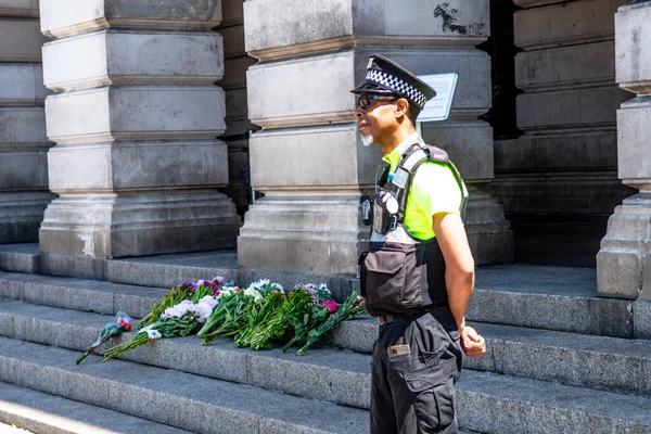 诺丁汉袭击事件 昨天袭击事件导致3人死亡 3人受伤 2023年6月13日 英国诺丁汉 市民在市中心的议会大厦献花 — 图库照片