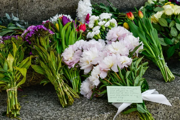Επιθέσεις Στο Nottingham Μέλη Του Κοινού Άφησαν Λουλούδια Στο Κτίριο — Φωτογραφία Αρχείου