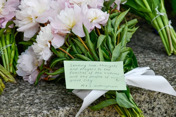Ноттингемские Атаки Члены Общественности Возложили Цветы Здании Дома Совета Центре — стоковое фото