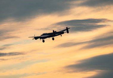 Britanya Anıt Uçuşu Lancaster, Londra 'daki uçuştan sonra Kraliyet Hava Kuvvetleri Coningsby' e döndü.