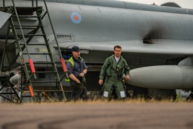 RAF personeli, 17 Haziran 2023 'te İngiltere' nin başkenti Coningsby 'de İngiliz Kraliyet Hava Kuvvetleri' ne ait İngiliz Kraliyet Hava Kuvvetleri Anma Filosu ve RAF Coningsby tayfası hava kontrollerini gerçekleştirmeden önce hava kontrollerini gerçekleştirir.