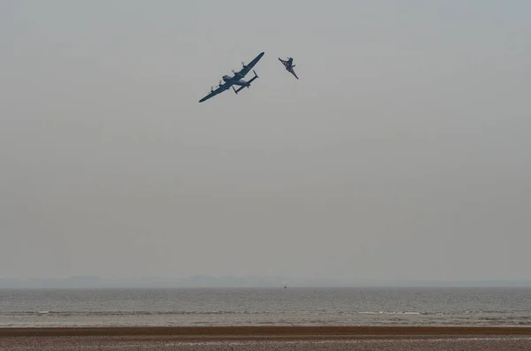 イギリスの戦いのランカスター記念飛行と台風ディスプレイチームは 2023年6月18日 イギリス クリートロープの海の正面にある軍隊の日に展示されます — ストック写真